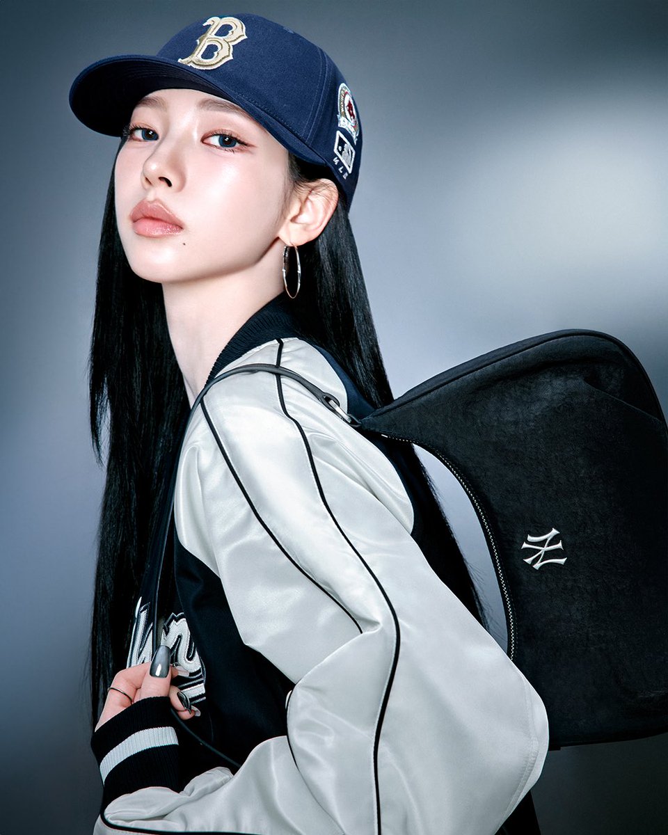 mintmag_th's tweet photo. โดนใจมาย! ส่งภาพสาว #KARINA วง aespa แบรนด์แอมบาสเดอร์ของ MLB ร่วมถ่ายทอดความสมดุลของโวลุ่มที่โดดเด่นและความ effortless ผ่านคอลเล็กชั่น Spring/Summer 2026 “Move into Spring” ที่เข้ามาเติมเต็มแฟชั่นชีวิตประจำวันของสายแฟชั่นได้ลงตัว💚
#MLBThailand #MLBcrewth #MLBSS26 #MLBKARINA
#MLBMeowingBeanie #KARINAWindbreaker
#MLBwithKARINA
#MintNews