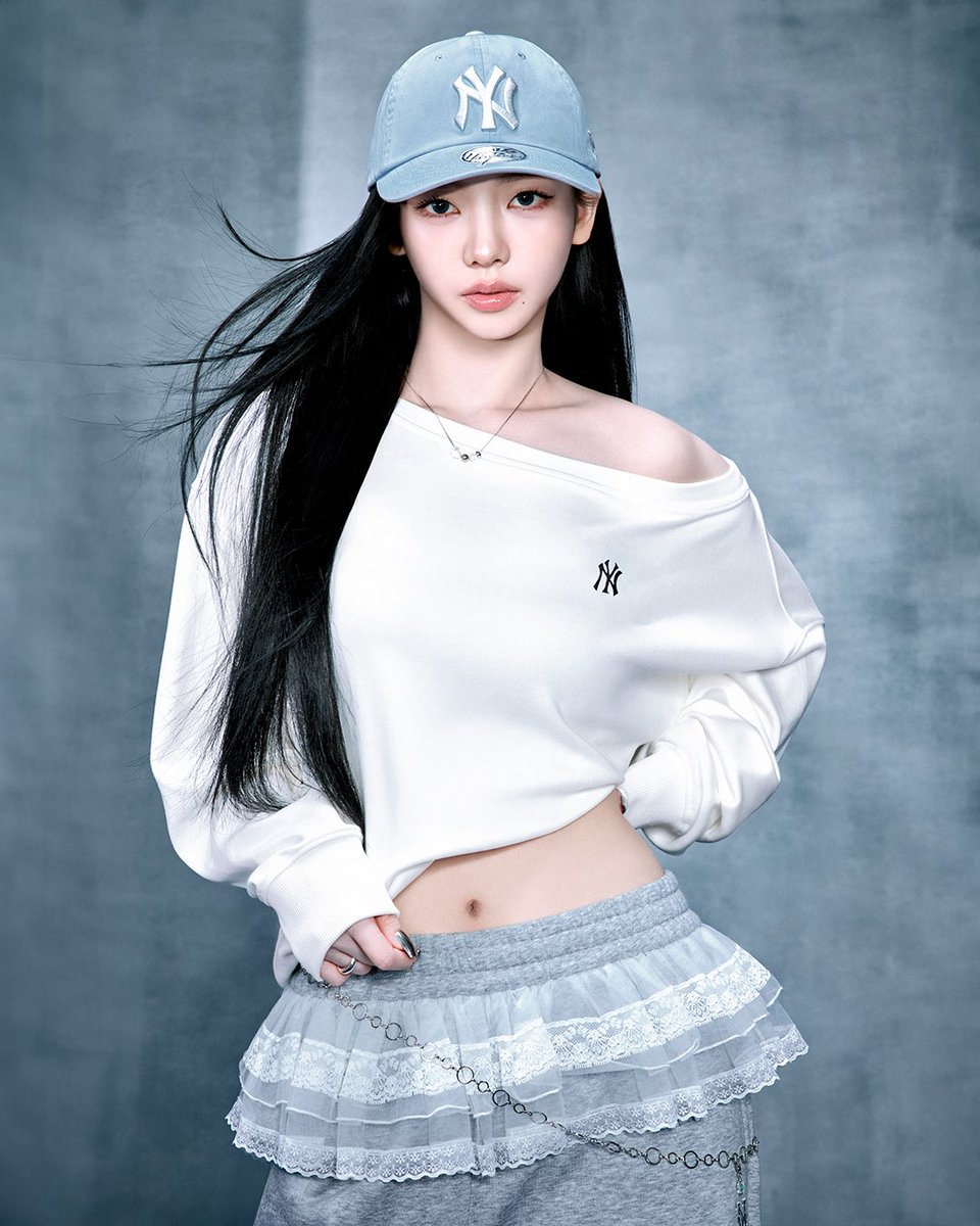 mintmag_th's tweet photo. โดนใจมาย! ส่งภาพสาว #KARINA วง aespa แบรนด์แอมบาสเดอร์ของ MLB ร่วมถ่ายทอดความสมดุลของโวลุ่มที่โดดเด่นและความ effortless ผ่านคอลเล็กชั่น Spring/Summer 2026 “Move into Spring” ที่เข้ามาเติมเต็มแฟชั่นชีวิตประจำวันของสายแฟชั่นได้ลงตัว💚
#MLBThailand #MLBcrewth #MLBSS26 #MLBKARINA
#MLBMeowingBeanie #KARINAWindbreaker
#MLBwithKARINA
#MintNews