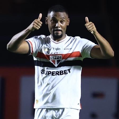 só pra nao passar batido em um setor bem contestado: colocou carlos vinicius - o artilheiro do brasil, no bolso. antecipou todas e ganhou varias no corpo. que mantenha o nivel