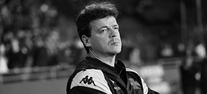 Ya esto es un tema de dignidad y respeto tanto para él como para la hinchada. La relación está completamente desgastada, los caminos de Diniz y Vasco deben separarse y alejarse lo más que puedan. Lo único sensato es dimitir en rueda de prensa.

#FueraDiniz #ForaDiniz