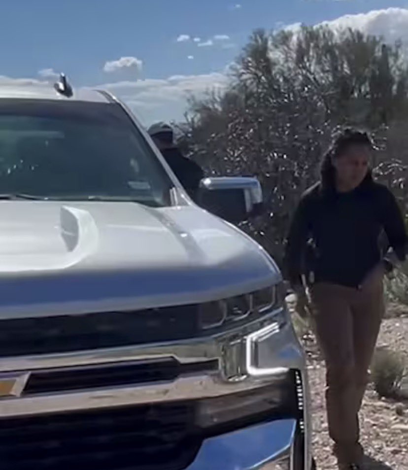 Investigators found black glove and instantly contaminated evidence…without securing area…
…some citizens were in close proximity and asking questions…
#NancyGuthrieKidnapping #NancyGuthrie <a href="/FBI/">FBI</a> 

youtu.be/Ez6r6ZLDBVw?si… 
<a href="/newyorkpost/">New York Post</a>