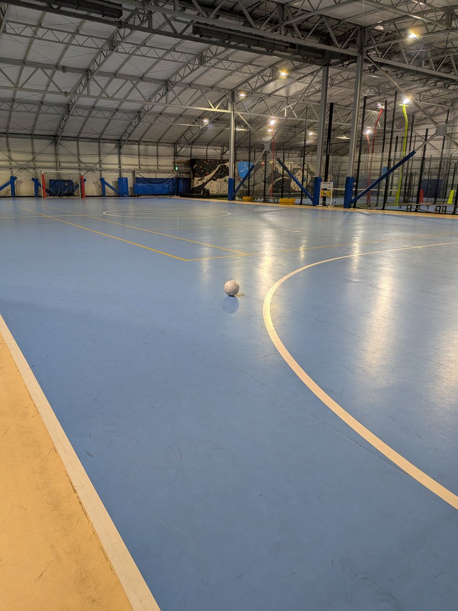 昨夜、県リーグチームのゲーム会へ参加し久しぶりの浜野フロアーコートにてフットサルしてきた⚽

外気温があまりに寒く温まらない内に終了。

ほとんど動けず大量失点、、。

切り替えよう。