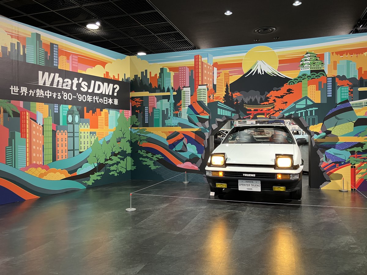 ⋱どこが変わっているかわかりますか？🚗 ⋰

展示中のトレノは、毎日15時になるとライトが点灯🔦
80年代のクルマならではの、少し黄色くて温かい光。
点灯前と後、2つの表情をぜひ見比べてみてください。