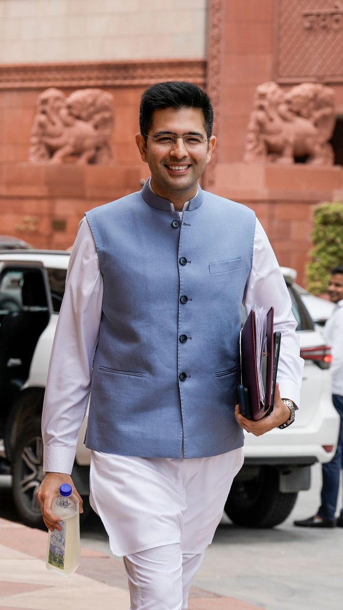 यह होता है असल सांसद का पहचान इन्होंने सदन का वक्त जाया ना कर के जनता के मुद्दों को अच्छी तरह रखा है 
एयरपोर्ट पर,
₹100 का पानी अब ₹10 का करवा दिया। 
₹250 की चाय ₹10 की करवा दी। 
₹20 की कॉफी,
₹350 का समोसा ₹20 का करवा दिया। 
‘उड़ान यात्री कैफे’ खुलवा दिए। 
<a href="/raghav_chadha/">Raghav Chadha</a>