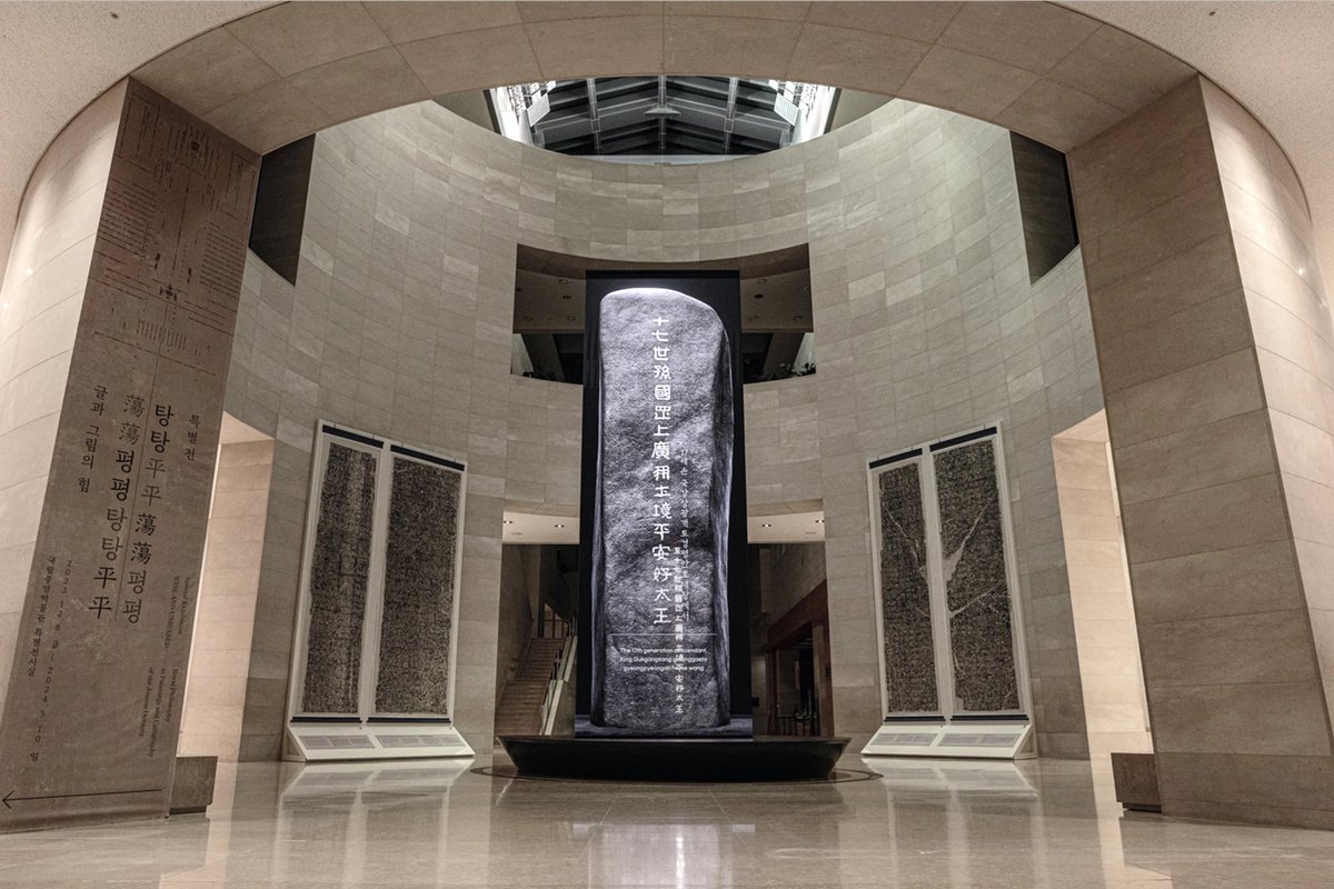 국중박X블랙핑크 컴백기념
열린마당이랑 건물 외부공간에 핑크 조명 쓰고
역사의 길 광개토대왕릉비 있는곳에서 청음회하고
멤버들은 유물 8종 한국어, 영어, 태국어로 도슨트

ㅈㅉ레전드귀환이시다..