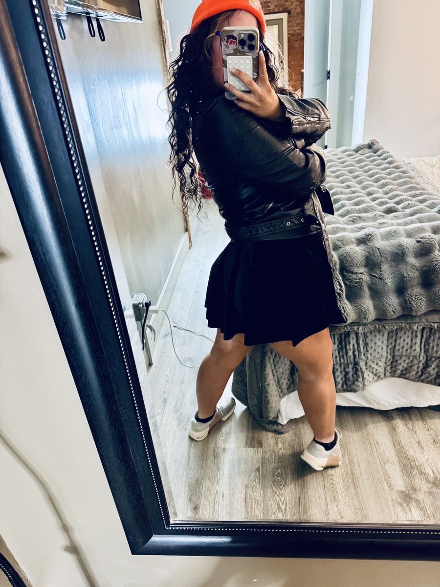 maeibeyoursub2's tweet photo. I love a little black mini skirt! 🖤 https://t.co/X5iaATkQ3d