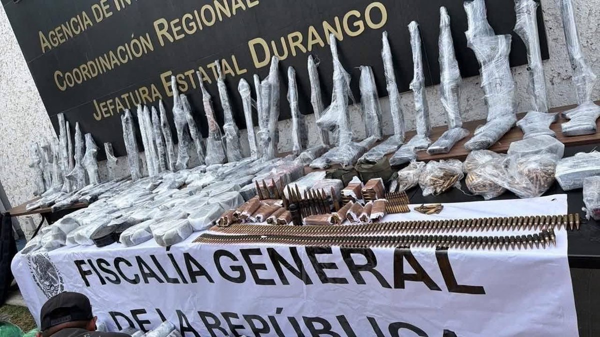 JJDiazMachuca's tweet image. Redes sociales 

DETIENEN A OFICIAL DE LA GUARDÍA NACIÓNAL CON  CUANTIOSO ARSENAL EN DURANGO.

Un oficial con el grado de Teniente perteneciente a la Guardía Naciónal adscrito a la C.E. Querétaro identificado cómo Saul Pedraza Meneses, fue detenido el día 
09  de Febrero , en el…