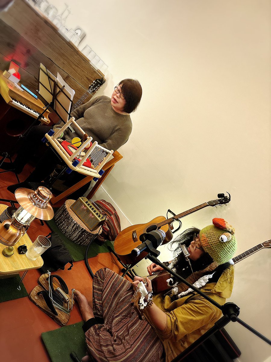 昨夜はくるくるカフェさん＆13番目の月さんにて「レコ発ワンマンライブ【紹興酒とマヨネーズのこと馬鹿らイブ 2026】」に行ってきました🎼
紹興酒とマヨネーズさんの温かく優しい音楽を集まった皆さんとほっこり和やかに楽しみ、癒されてきました😊
