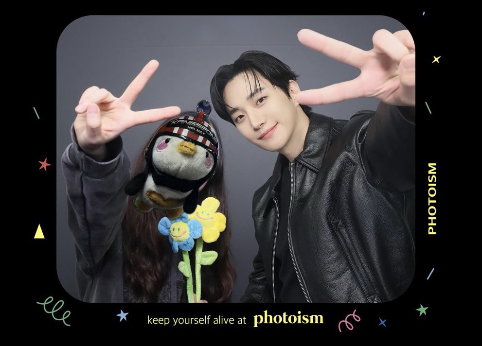 나도 준호랑 브이 ✌🏻😁✌🏻 
ㄴ 준호 꽃 뺏은거 아님 ㅋㅋㅋㅋㅋㅋㅋㅋㅋ