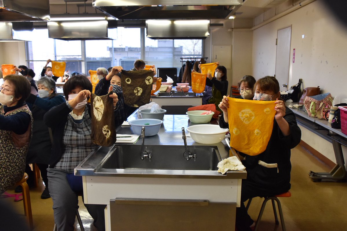 タマネギの皮から抽出した染め液を使って、トートバッグの染色に挑戦する「草木染め教室」が1月30日に中央公民館で開催されました。たくさんのタマネギの皮から出た染め液に、輪ゴムや割り箸で模様つけたトートバッグを入れて、綺麗な色のオリジナルトートバッグを完成させました！