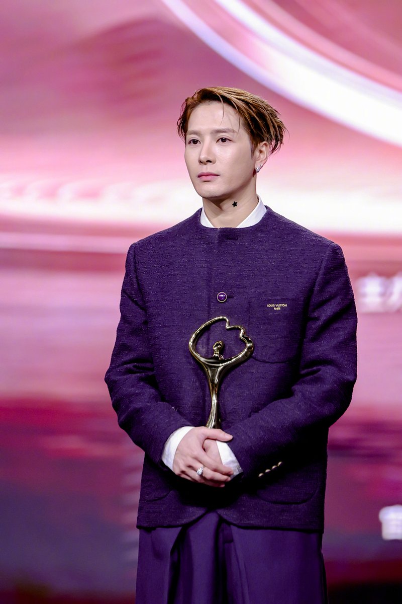 Pop star #JacksonWang won the Weibo International Influence Singer of the Year award following the release of his album "Magic Man 2" and subsequent world tour last year. Wang's international reach has been noted by industry executives. At a recent Beijing forum, promoters agreed