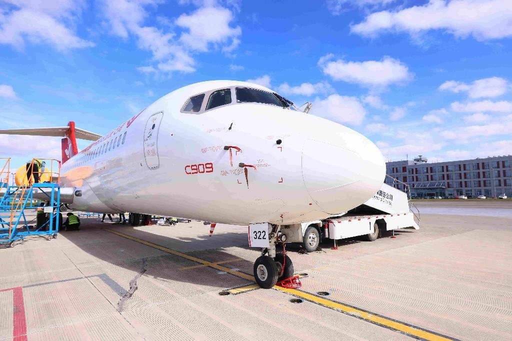PDChinese's tweet photo. 【中國“C909飛機醫院”赴老撾開展公益醫療】中國“C909飛機醫院”日前飛抵老撾萬象，首次在境外開展系列衛生健康公益項目。首台在機上實施的手術已於10日順利完成。此次衛生健康公益活動將持續到2月17日。“C909飛機醫院”是全球首架眼耳鼻喉科“飛機醫院”，機上配備眼科手術顯微鏡、耳鼻喉內窺鏡系統等。 https://t.co/ABTWnXMU4l