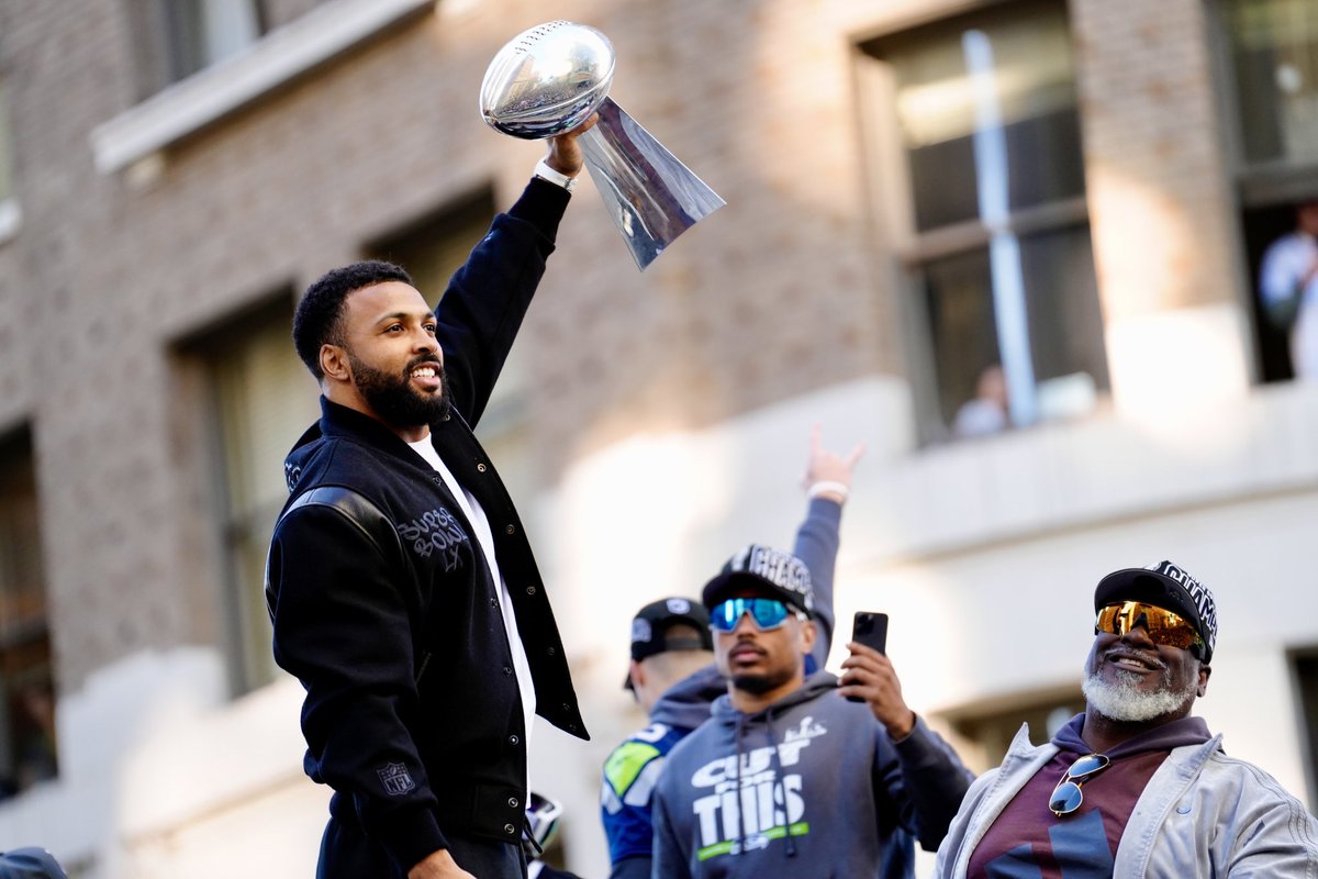 JackEllis99's tweet photo. Shots from the Seahawks Super Bowl parade! (1/3) https://t.co/ZCPqbNS7LT