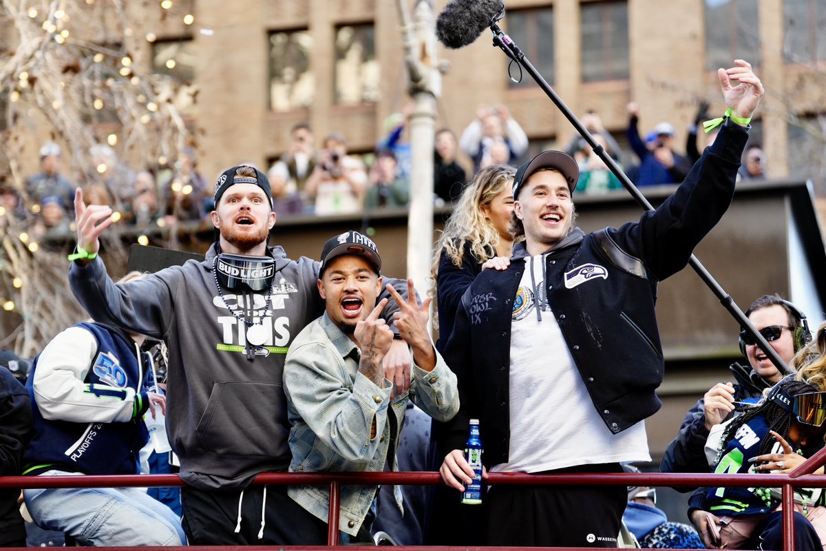 JackEllis99's tweet photo. Shots from the Seahawks Super Bowl parade! (1/3) https://t.co/ZCPqbNS7LT