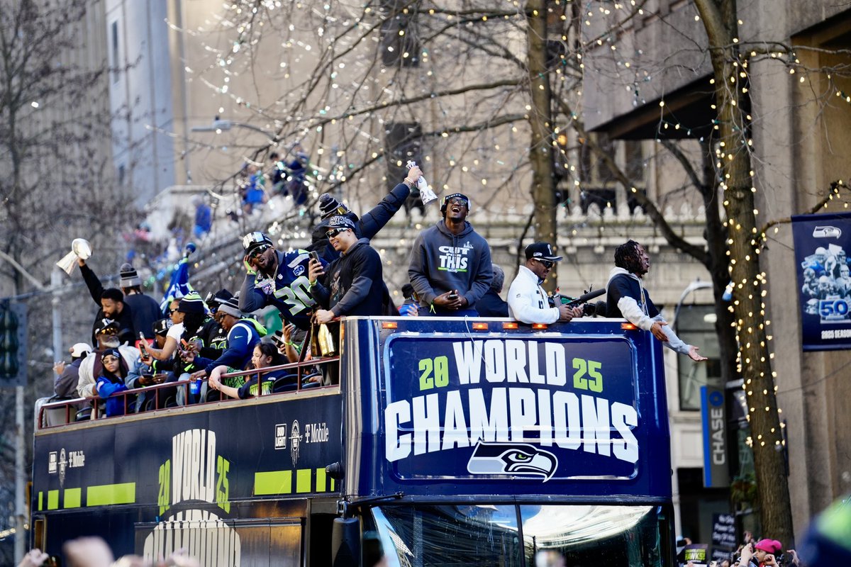 JackEllis99's tweet photo. Shots from the Seahawks Super Bowl parade! (1/3) https://t.co/ZCPqbNS7LT
