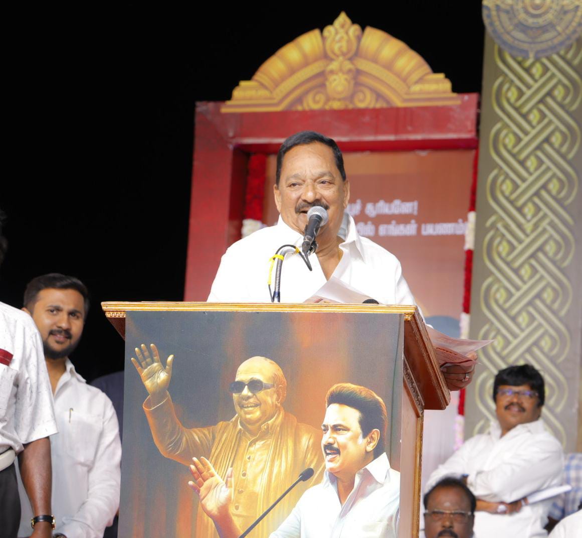 VGRanipet's tweet photo. இராணிப்பேட்டை மாவட்ட திமுக சார்பில் முத்துக்கடை பேருந்து நிலையத்தில்
#தமிழ்நாடு_தலைகுனியாது பரப்புரை  மாபெரும் 
பொதுக்கூட்டம் 
இராணிப்பேட்டை 
மாவட்ட செயலாளரும் 
மாண்புமிகு கைத்தறி மற்றும் துணிநூல் துறை அமைச்சர் @R_Gandhi_MLA அவர்களின் தலைமையில் நடைபெற்றது இதில் சிறப்பு அழைப்பாளராக 
சென்னை வடக்கு பாராளுமன்ற உறுப்பினர் 
திருமிகு.@DrKalanidhiV அவர்களுடன் இணைந்து 
சிறப்புரையாற்றினேன். இதில் மாவட்ட நிர்வாகிகள்,
மாவட்ட தலைமை செயற்குழு, பொதுக்குழு உறுப்பினர்கள் 
ஒன்றிய, நகர, பேருர் செயலாளர்கள் மாவட்ட அணிகளின் அமைப்பாளர்கள், துணை அமைப்பாளர்கள்,
உள்ளாட்சி பிரதிநிதிகள் 
மற்றும் கழகத்தினர் கலந்து கொண்டனர்.
@mkstalin @Udhaystalin @evvelu @DMKEnvironWing @arivalayam