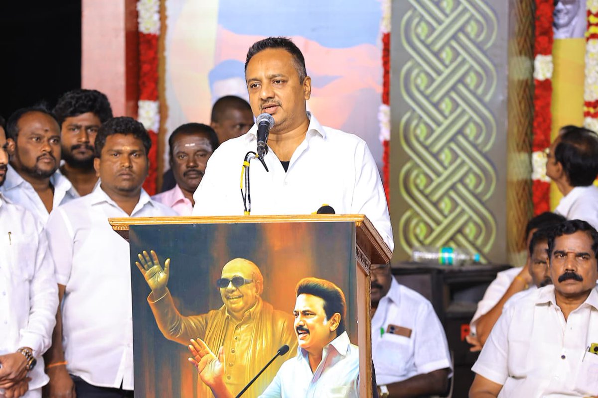 VGRanipet's tweet photo. இராணிப்பேட்டை மாவட்ட திமுக சார்பில் முத்துக்கடை பேருந்து நிலையத்தில்
#தமிழ்நாடு_தலைகுனியாது பரப்புரை  மாபெரும் 
பொதுக்கூட்டம் 
இராணிப்பேட்டை 
மாவட்ட செயலாளரும் 
மாண்புமிகு கைத்தறி மற்றும் துணிநூல் துறை அமைச்சர் @R_Gandhi_MLA அவர்களின் தலைமையில் நடைபெற்றது இதில் சிறப்பு அழைப்பாளராக 
சென்னை வடக்கு பாராளுமன்ற உறுப்பினர் 
திருமிகு.@DrKalanidhiV அவர்களுடன் இணைந்து 
சிறப்புரையாற்றினேன். இதில் மாவட்ட நிர்வாகிகள்,
மாவட்ட தலைமை செயற்குழு, பொதுக்குழு உறுப்பினர்கள் 
ஒன்றிய, நகர, பேருர் செயலாளர்கள் மாவட்ட அணிகளின் அமைப்பாளர்கள், துணை அமைப்பாளர்கள்,
உள்ளாட்சி பிரதிநிதிகள் 
மற்றும் கழகத்தினர் கலந்து கொண்டனர்.
@mkstalin @Udhaystalin @evvelu @DMKEnvironWing @arivalayam