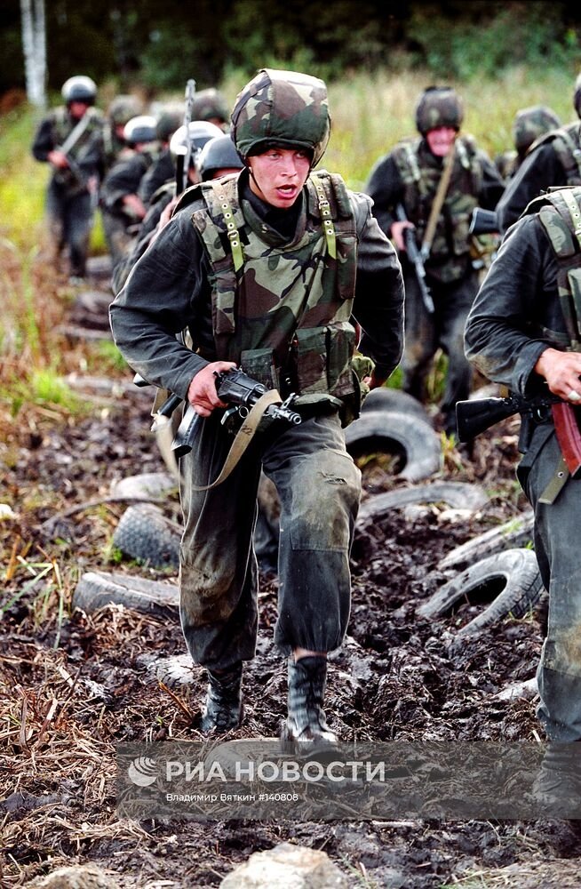 officer_bell's tweet photo. A soldier with SSSh-94 and 6B5 in Woodland (or its copy). 
Probably Russian Internal Troops.
A truly unexpected combo.
- gruppa_babek https://t.co/aXWGsTP9Ds