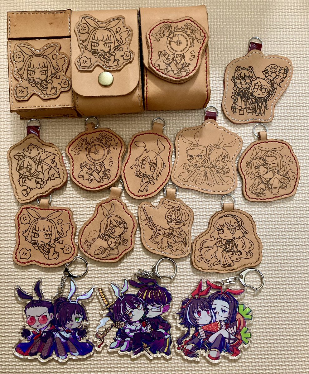 と言うわけでグッズ類の頒布物一覧はこんな感じです。レザーグッズはお手に取っていただきやすい価格帯にいたしますので、是非実物を見て感想を聞かせてください。
製作してくださったフォロワーさんの励みになりますのでよろしくお願いいたします！