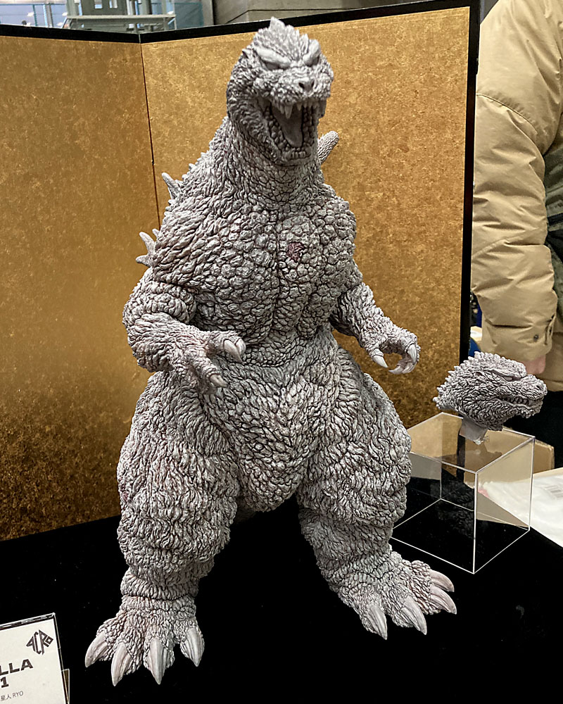 ④ACRO(<a href="/ACROjapan/">ACRO WF2026w 3-16-04</a>)卓に新作が！サガタ
(<a href="/avenger_ken/">Sagata Kick</a>)氏のツインテールやねんど星人の
ギドゴジとかイイよね。タンノ(<a href="/tnn_scaltinof/">タンノハジメ　WF 3-16-14</a>)氏
のグドンの彩色とかマジ上手い。

他にも目を引くアイテムが目白押し。今回は買えた
竹谷×藤本氏のウィンダムやコモダのガンQを眺めて
ニンマリしております。