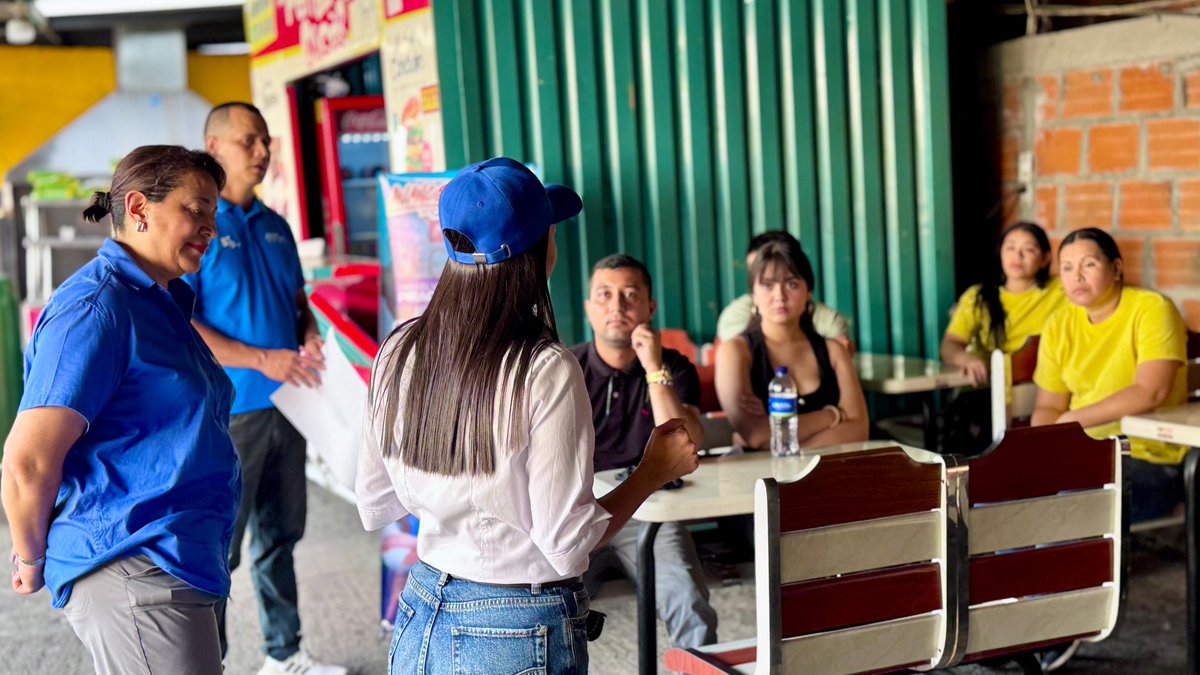 En Chinchiná recorrimos las calles haciendo pedagogía y escuchando a la comunidad.

Este 8 de marzo vota:
🗳️103 a la Cámara
🗳️3 al Senado