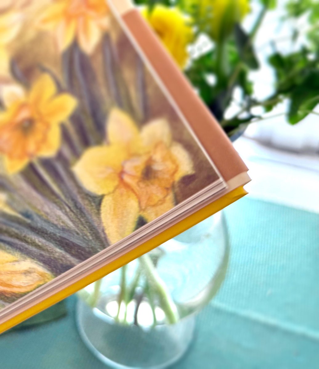 『うさぎのもりのイースター』
カバー下にもちっちゃい絵があります。古い洋書の絵本みたいにしたかったのです🌼
表紙を開いて、手触りが気持ちいい「ハミング」という うきうきしちゃうような名前の紙に印刷されたページをめくると、上と下にちらっとのぞく黄色がとっても春らしくてかわいいのです🌼