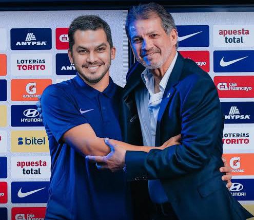 MonroyTio's tweet photo. Me estoy rompiendo la cabeza para que Fernando Osito Cabada me eche la culpa a mí por la decisión de Franquito de contratar a Guede. Así el se queda laburando y yo sigo 
mi vida de DT. https://t.co/NSE2Cb5CEA