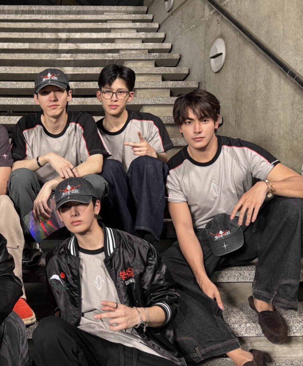 แล้วเสื้อแจสเปอร์คือทรงตำรวจมาก ทรงสายสืบ ทรงตร.นอกเครื่องแบบ สารวัตรครับ ผู้กองครับ