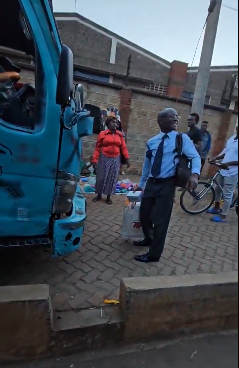 MajimajiKenya's tweet photo. Stand your ground when right! 
Allsops Nairobi, a man stood his ground against @Ma3Route KCA 527T from Wazito Sacco which was driven on pedestrian space to skip traffic. Not even the driver and conductor threats scared him! #Brekko Should @ntsa_kenya suspend the driver's license? https://t.co/me7iiATkGv