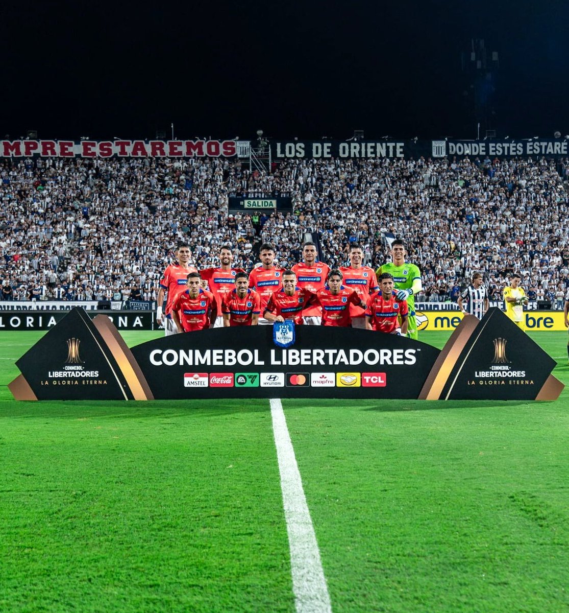 Insfranglz's tweet photo. DEL AMATEURISMO A LA LIBERTADORES 🐓🇵🇾

Solo para dimensionar lo logrado hoy por el Sportivo 2 de Mayo en la Copa Libertadores de América ➡️ 

Tras perder la categoria en la Intermedia y volver a la UFI, en el año 2016, el "Gallo" jugaba en la liga regional de amambay (año en donde se proclamó campeón de dicho torneo) 

En el 2017 por medio del Nacional B ascenderia a la Intermedia en donde estuvo hasta el 2023 en donde finalmente logró volver a Primera 👏🏼.

En 10 años pasó de jugar en la liga amambayense a eliminar al Alianza Lima en Perú 😮‍💨🇵🇾.

¡El Gallo Norteño, desde Pedro Juan Caballero para todo el mundo 🇵🇾 🌎!
