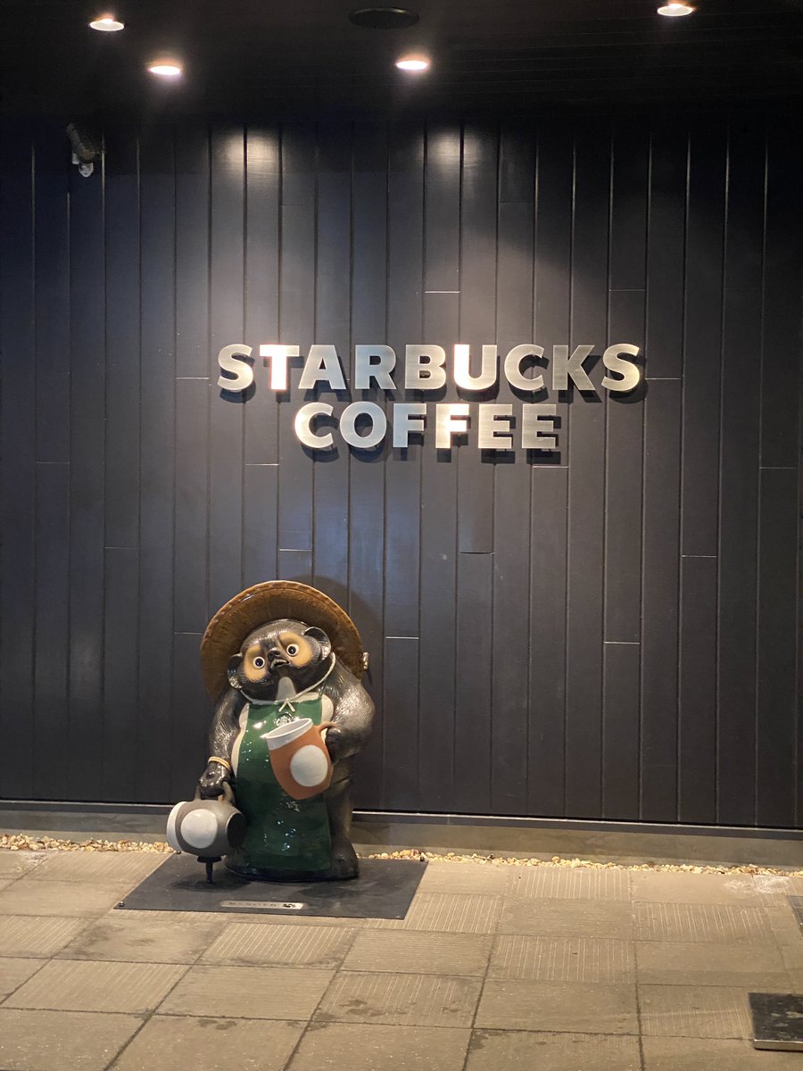 BikersFree's tweet photo. スターバックス甲賀水口店には特注の信楽焼たぬきがいます！！
店舗限定信楽焼マグもここでは買えるみたいですね！
店員さんに言えば、この限定マグで店舗内にて飲めることも！ https://t.co/6x8NajNSXX