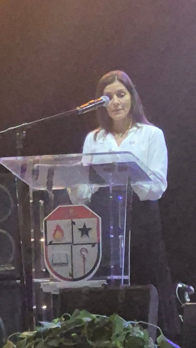 ¡Qué valentía y claridad la de la embajadora Leah Francis Campos!  

En cena Seminaristas fue directo al grano: cuestionó cómo la cultura pop —incluyendo la actuación de Bad Bunny en el Super Bowl— normaliza la vulgaridad, lujuria, violencia y degradación disfrazadas de "arte"