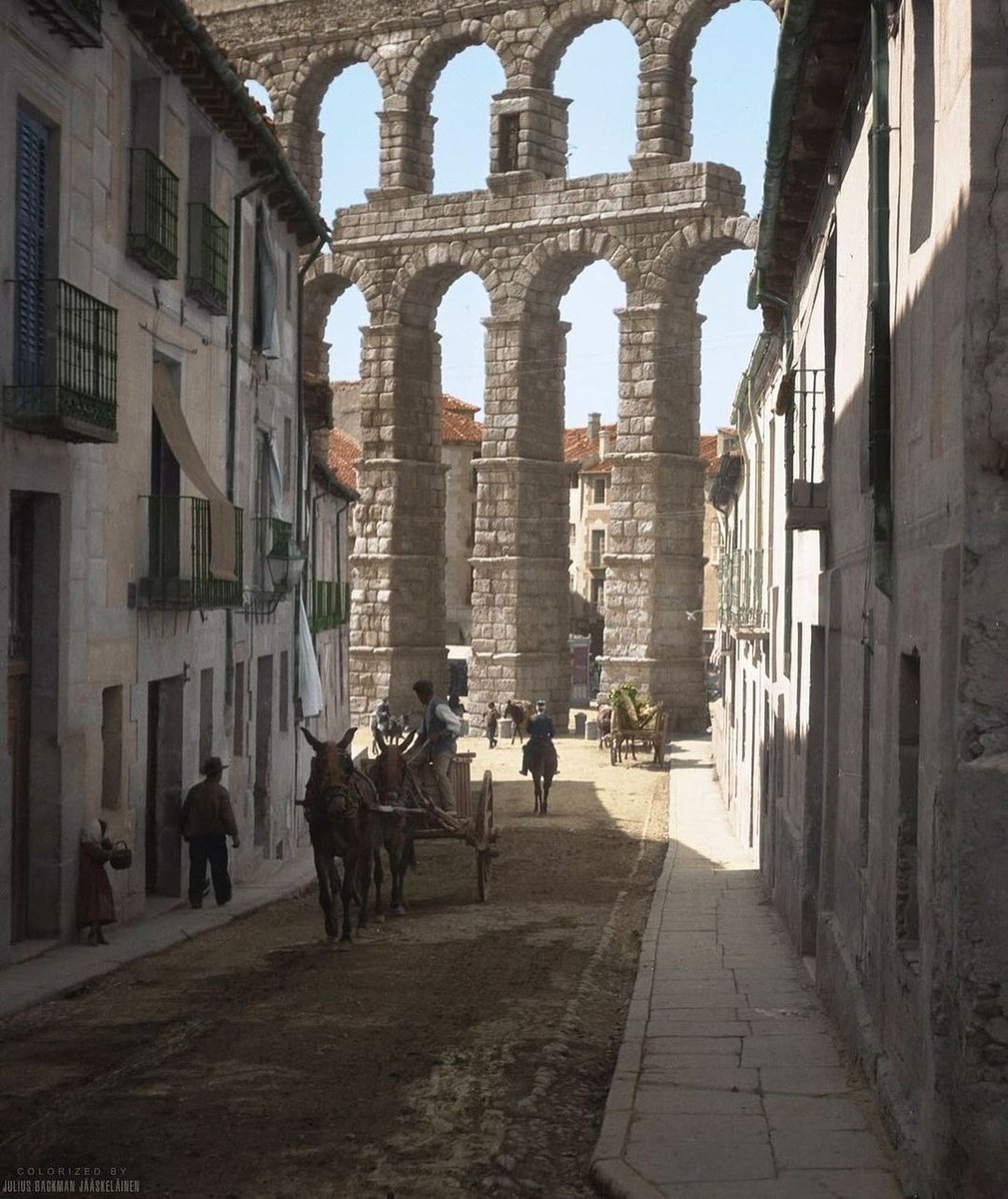 HistoryUnd's tweet image. A street scene in Segovia, Spain, photographed around 1904 by German-American photographer Arnold Genthe during his European travels. In the background stands the iconic Roman Aqueduct of Segovia, believed to have been built between the 1st and 2nd century…