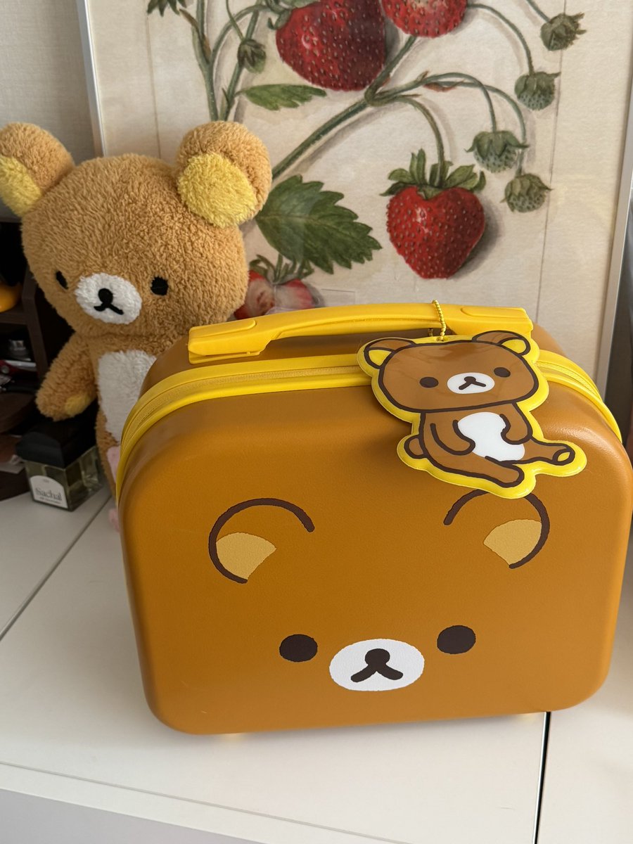 #제품제공 

RT추첨을 통해 두 분께 레디백 (디자인 선택 가능!)을 드립니다🤎

덕질메이트 new! 신상✨
보기만 해도 너무 귀여운 리락쿠마 캐리어&amp;레디백🐻💛 뒷면 디테일에 러기지택까지 너무너무 귀여워서 소리 지름 🥹

🍯 캐리어
naver.me/GlRDe8es
🍯 레디백
naver.me/xjY4MBOD