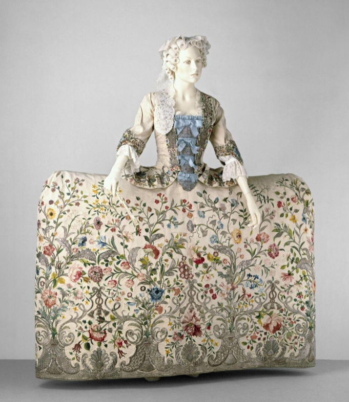 plummie9's tweet photo. England

Court dress, 1740-45

Based on the 17th c. mantua.
White ribbed silk embroidered wiht silk and metal threads to shape with flowers in long and short stitches and French knots.
Seven panels of ivory-ribbed silk make up the petticoat. 180cm wide

@V_and_A 
#FashionHistory https://t.co/MCPzopu136