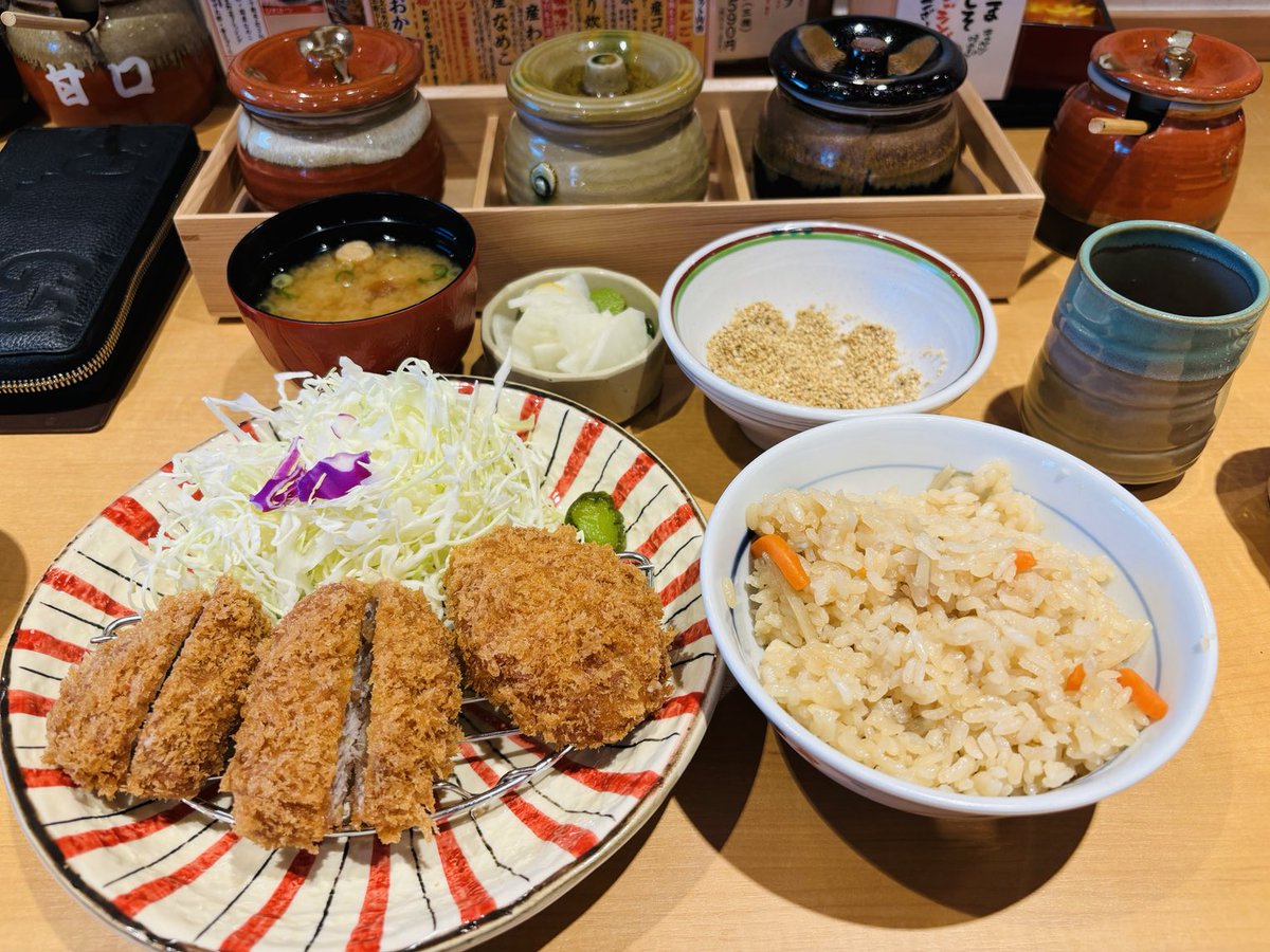 とんかつよし平でランチ^ ^
炊き込みご飯美味しくて3杯食べた😅