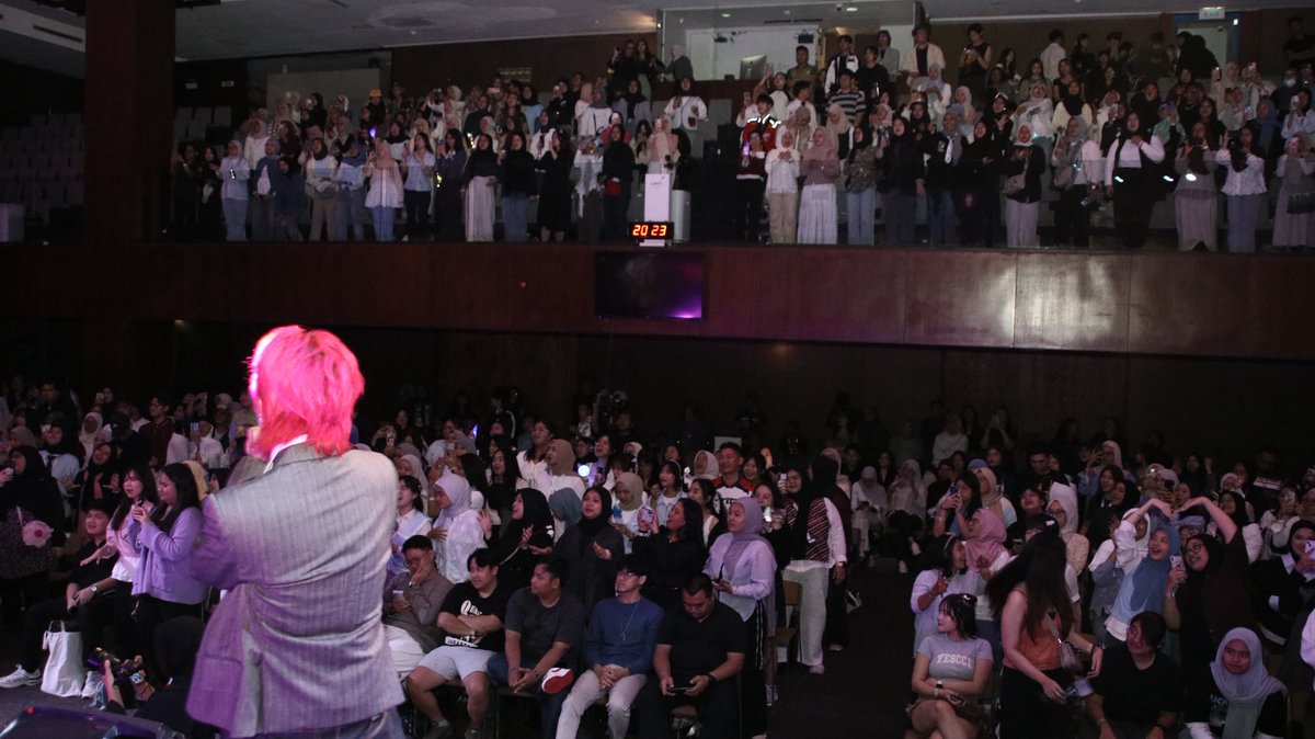 Hallo, share dong kalian expect lagu seperti apa dari local group? Soalnya kita lagi kerjain EP 😝
But sambil nunggu (dikit lagi), stream "HARUS KEMANA" dulu ya!
Hopefully for the anniversary kita bisa konser gini lagi yahh!!!
#CHNCE