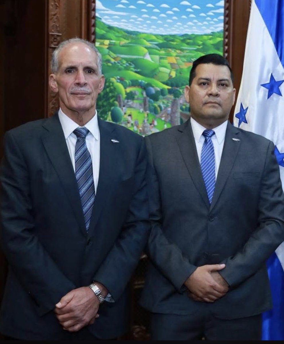 El presidente de la República, Nasry Asfura, juramentó hoy,al abogado,Víctor Antonio Martínez Cáceres, como el nuevo Director Ejecutivo del Instituto Hondureño de Seguridad Social IHSS.