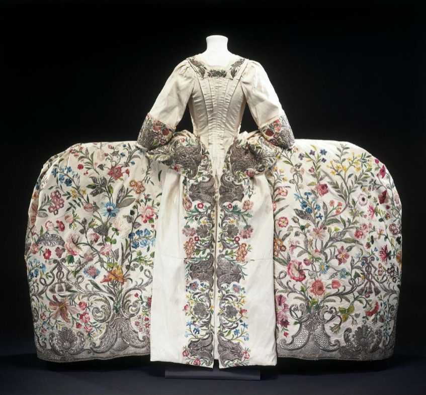 plummie9's tweet photo. England

Court dress, 1740-45

Based on the 17th c. mantua.
White ribbed silk embroidered wiht silk and metal threads to shape with flowers in long and short stitches and French knots.
Seven panels of ivory-ribbed silk make up the petticoat. 180cm wide

@V_and_A 
#FashionHistory https://t.co/MCPzopu136