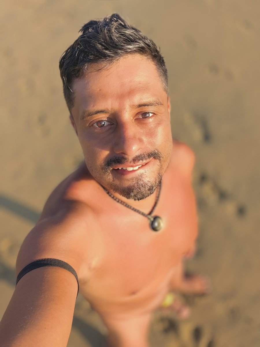 La locura es usar ropa

Somos seres solares ☀️