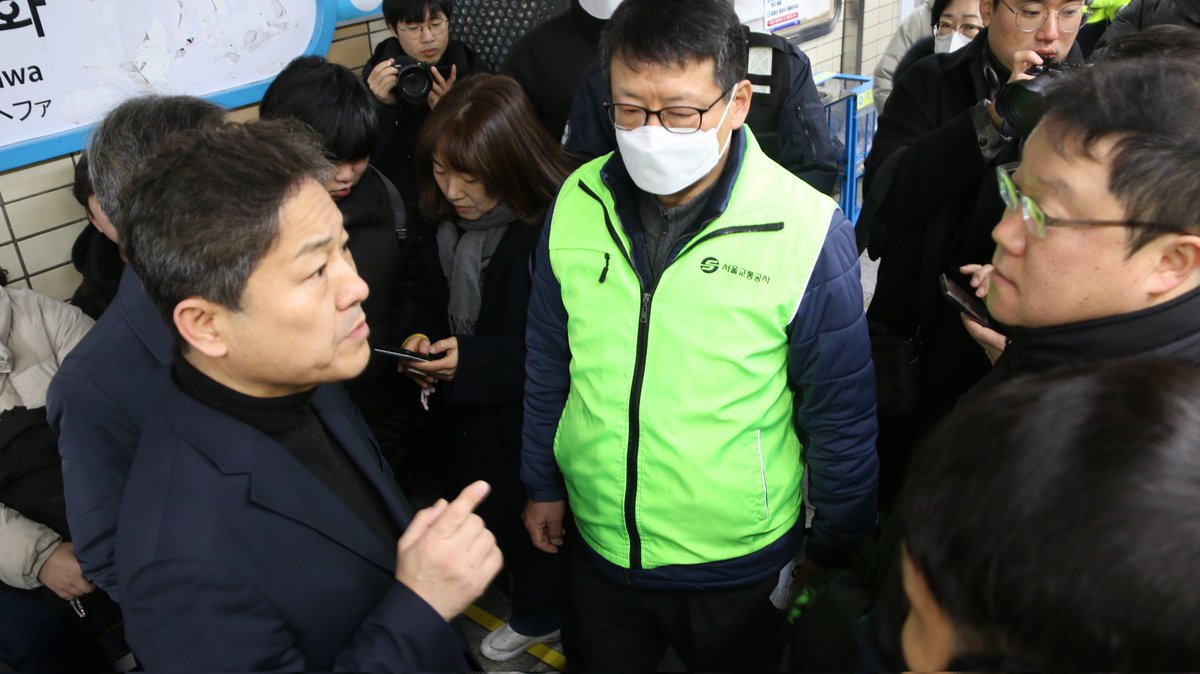 혜화역장, 서울교통공사 보안관 담당자에게 항의 중인 더불어민주당 김영배 국회의원

__
2026. 2. 12. 전국장애인차별철폐연대 혜화역 선전전