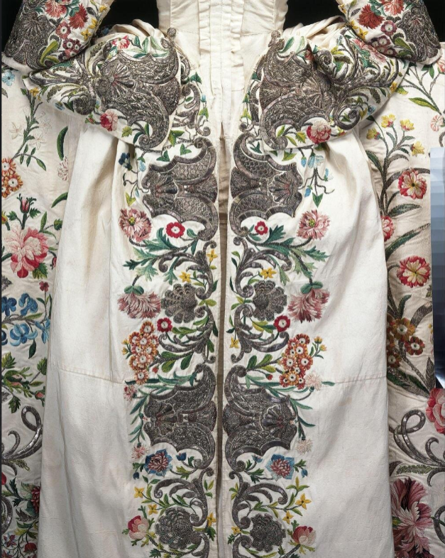 plummie9's tweet photo. England

Court dress, 1740-45

Based on the 17th c. mantua.
White ribbed silk embroidered wiht silk and metal threads to shape with flowers in long and short stitches and French knots.
Seven panels of ivory-ribbed silk make up the petticoat. 180cm wide

@V_and_A 
#FashionHistory https://t.co/MCPzopu136