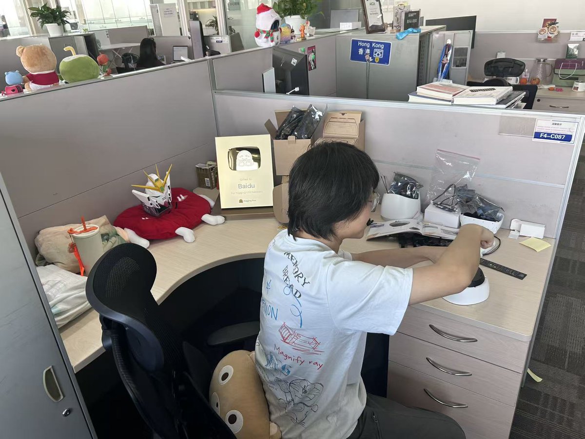 leonliuzx's tweet photo. Heart racing!  Assembling Hugging Face's Reachy Mini.@huggingface

📸Check out these "thrilling" build pics ~(Hey, why'd you flip the photographer the bird?)

#ReachyMini #AIAdventure #RobotBuild https://t.co/5ORuR3sI2V