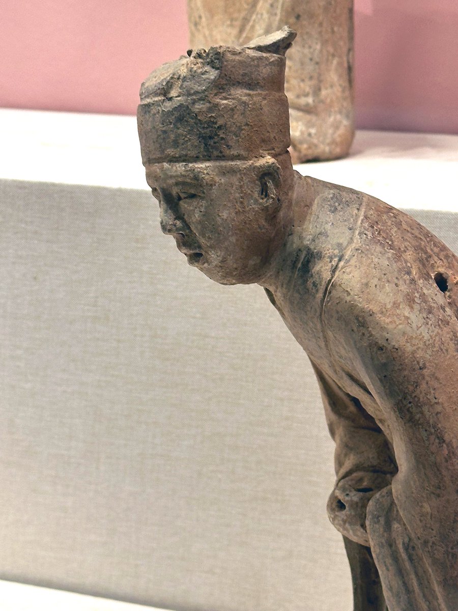 david_andrew123's tweet image. These terracotta figures aren’t just clay—they’re frozen emotions from another time. 😤 The stern gaze, the quiet poise, the humble bow… each one tells a story of human feeling, captured forever in earthenware. 🎭 What story do you see in their faces? 🤔
#AncientArt #MuseumVibes