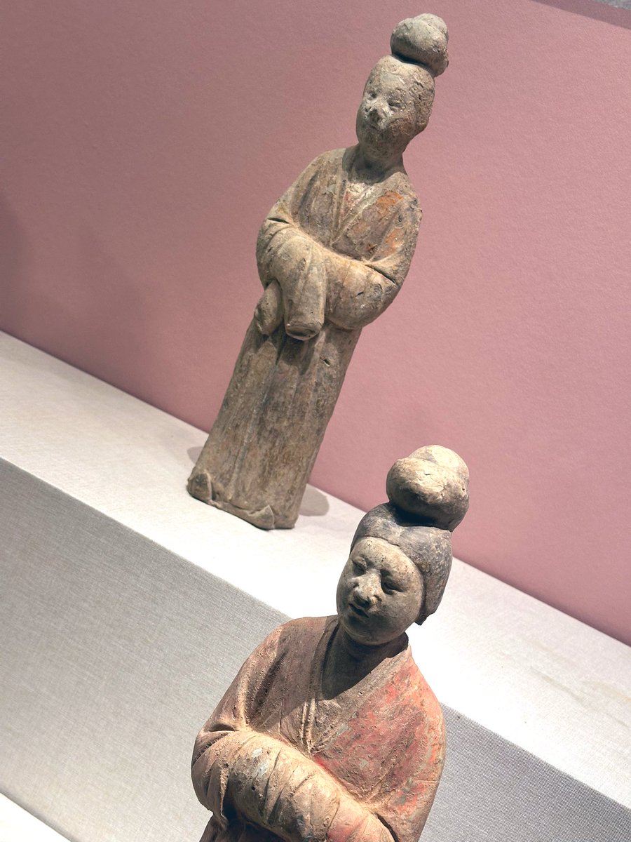 david_andrew123's tweet image. These terracotta figures aren’t just clay—they’re frozen emotions from another time. 😤 The stern gaze, the quiet poise, the humble bow… each one tells a story of human feeling, captured forever in earthenware. 🎭 What story do you see in their faces? 🤔
#AncientArt #MuseumVibes