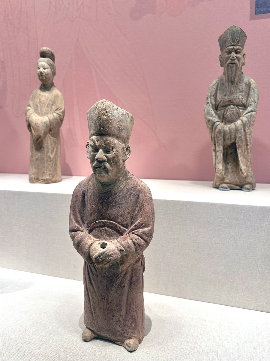 david_andrew123's tweet image. These terracotta figures aren’t just clay—they’re frozen emotions from another time. 😤 The stern gaze, the quiet poise, the humble bow… each one tells a story of human feeling, captured forever in earthenware. 🎭 What story do you see in their faces? 🤔
#AncientArt #MuseumVibes