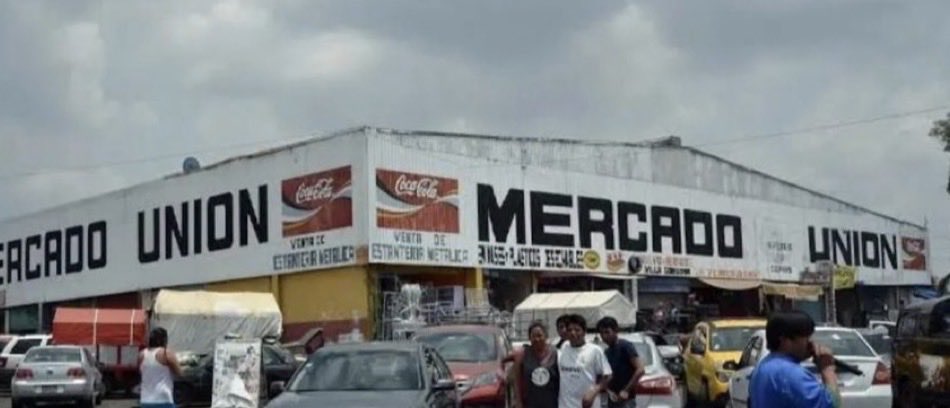 HeidiCabrera17's tweet photo. Gente de #Puebla 🔊 
Si fueron hace 4 días al #MercadoHidalgo 
Vacúnense contra el sarampión si no tienen esquema completo o tienen dudas. El Mercado fue identificado por autoridades estatales como epicentro de contagios de sarampión.
Se activó jornada inmediata de vacunación con 1,000 dosis disponibles desde las 9:00 am.

⸻
¿Por qué preocupa un mercado?
El sarampión es una de las enfermedades más contagiosas del mundo.
Su capacidad de contagio (R₀) es de 12 a 18 personas por cada caso en población no protegida.

⸻
El virus puede permanecer hasta 2 horas en el aire en espacios cerrados o semicerrados.
No necesitas contacto directo. Basta compartir el mismo ambiente.

⸻
Un mercado como Hidalgo recibe miles de personas al día.
Si solo 10% no tiene esquema completo, eso representa cientos de personas susceptibles en un solo día.

⸻
Cuando Salud declara “epicentro”, normalmente significa que ya existen varios casos vinculados epidemiológicamente al mismo punto de transmisión.

No es prevención abstracta.
Es contención.

⸻
La aplicación de 1,000 dosis indica estrategia focalizada para cortar cadena de transmisión antes de que escale a brote comunitario amplio.

El sarampión se contagia desde 4 días antes del exantema y hasta 4 días después.

⸻
El riesgo no es solo para quienes fueron al mercado:
Puede extenderse a hogares, escuelas, transporte público y centros de trabajo.

Así es como crecen los brotes.

⸻
Dato clave:
La vacuna SRP (sarampión, rubéola, parotiditis) tiene eficacia superior al 95% con esquema completo.

La mejor contención es cobertura alta.

⸻
Si usted estuvo en el Mercado Hidalgo en días recientes y no tiene esquema completo, revise su cartilla.

La vacunación oportuna puede evitar complicaciones.