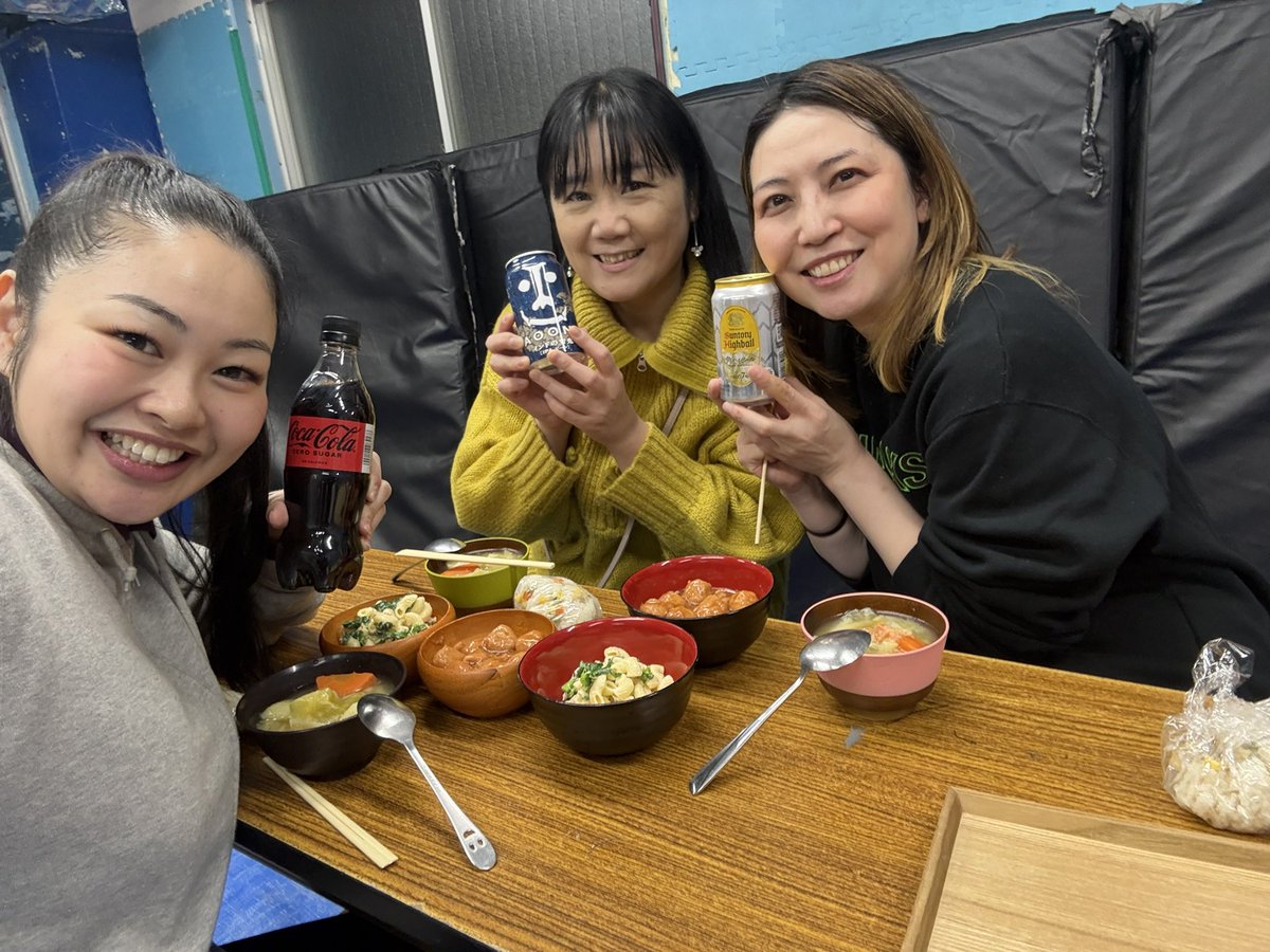 aoi_kizuki's tweet photo. 大会後、スタッフでミーティング&ちゃんこ！！

ポトス、マカロニツナサラダ、ミートボール、
アサリたっぷりご飯！！
いただきまーす！！！

チエがはがねさんために作ったケーキをお裾分けいただきまして、
めちゃくちゃおいしかったああああああー！！

栄養満点なご飯、ごちそうさまでしたああああああ！

#ChocoProEats