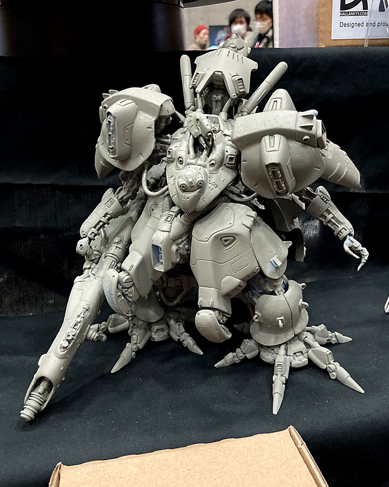 ⑩海外クリエーターKALLAMITY(<a href="/Kallamity1/">Kallamity</a>)の卓。
オリジナルメカ満載でした。
アーマードコア的なメカデザインは好き者にはたまら
ない？自分はシンプルな方が好みだが、コッチ系も
好きでは有る(ACのプラモとか買い込んでマス)。

氏の作品を堪能したい人はコチラ↓
kallamity.com/collection/