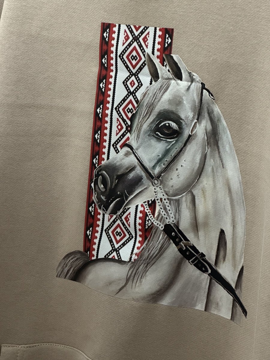 ooartt_'s tweet photo. هودي الخيل 🐎 
الرسمه طباعة و الكلام تطريز 
للطلب علي الخاص 📩
(الكمية محدودة) 
#هودي_شتوي #هوديات_نسائية #هوديات_رجاليه #هودي_خيل #رسم #تصميمي https://t.co/JMAv3C4TC3